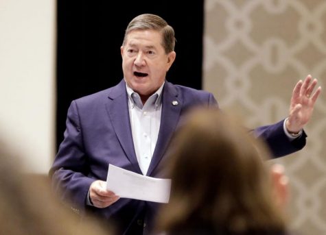 Drew Edmondson talks to supporters of his 2018 campaign for Oklahoma governor