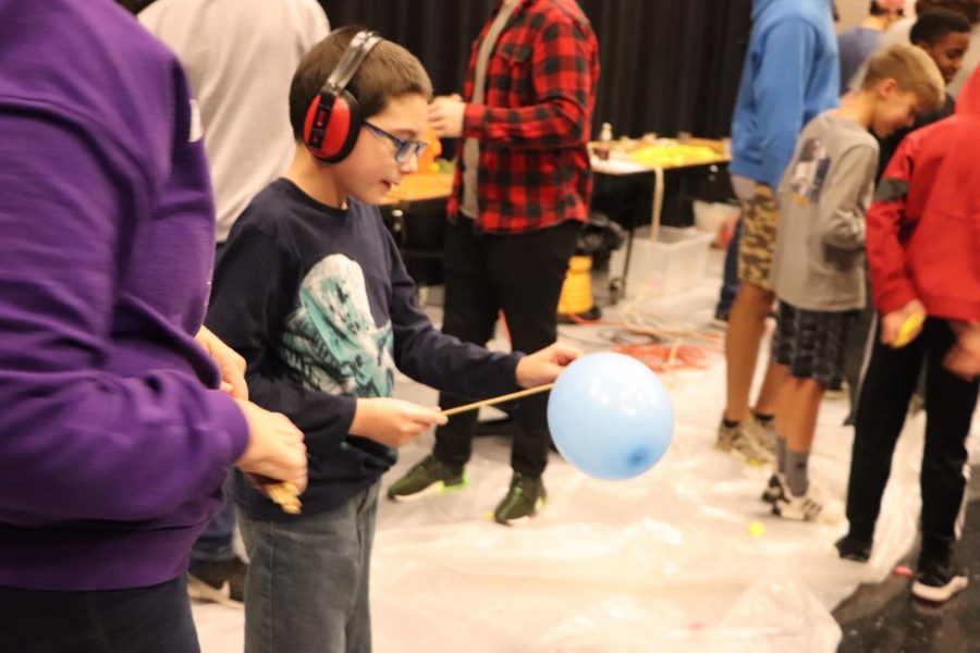 Skewer and balloon competition: science magic show.