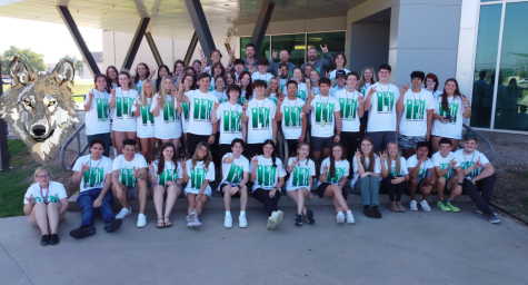 The 2022-2023 members of DEN pose for a group photo. 
