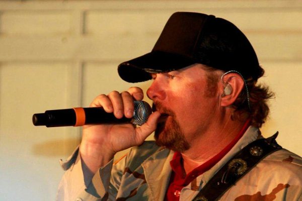 Famous Country star, Toby Keith, performing at his last USO concert for U.S. service members in Camp Liberty, Iraq, April 29, 2011. | PDM 1.0 DEED